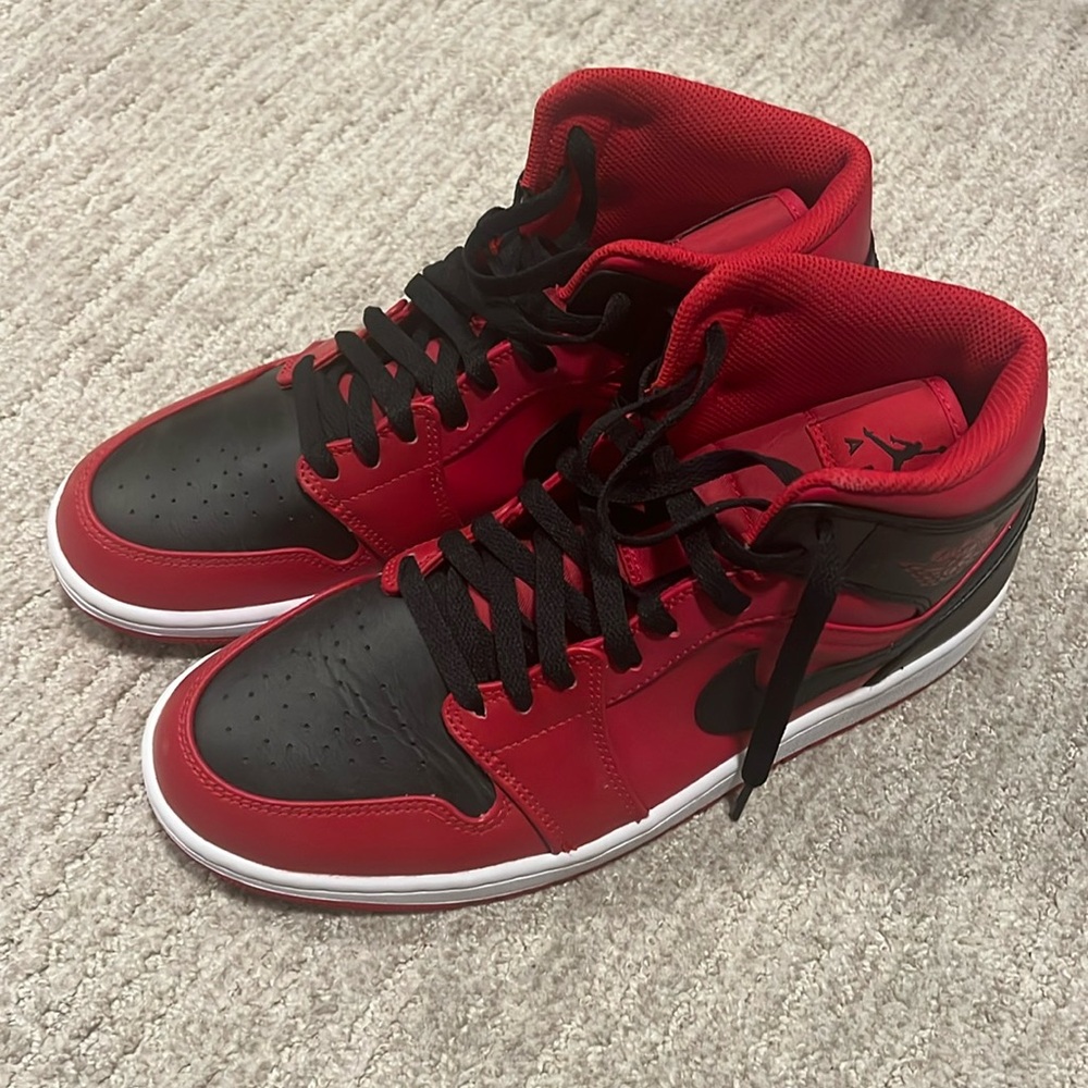 Air Jordan 1 Mid Reverse Bred